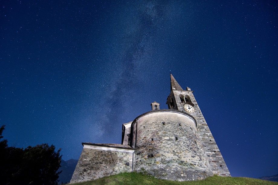 La Chiesa del Moron immersa nella natura sopra Saint-Vincent, tra boschi e silenzio – foto di Andrea Camos.