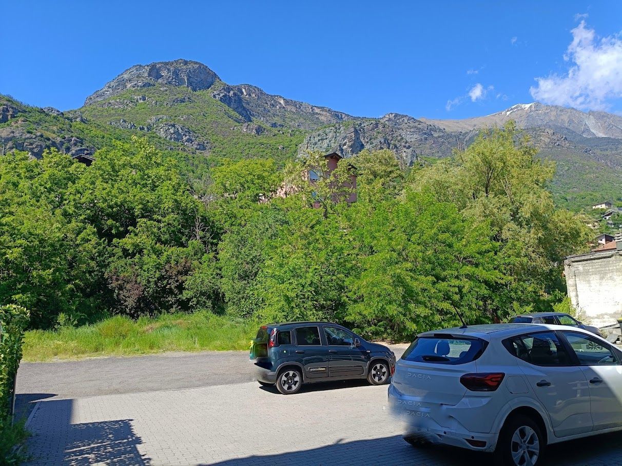 Parkings réservés dans la cour, juste au pied de la maison