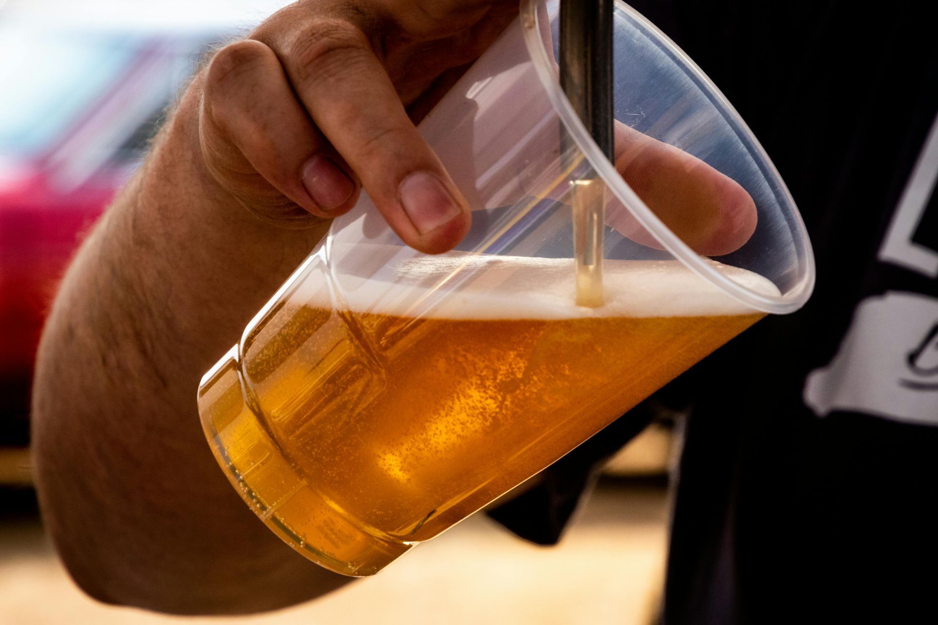 Birra appena spinata con schiuma cremosa in primo piano, simbolo del Beer Cult – la Festa della Birra a Saint-Vincent tra gusto e convivialità