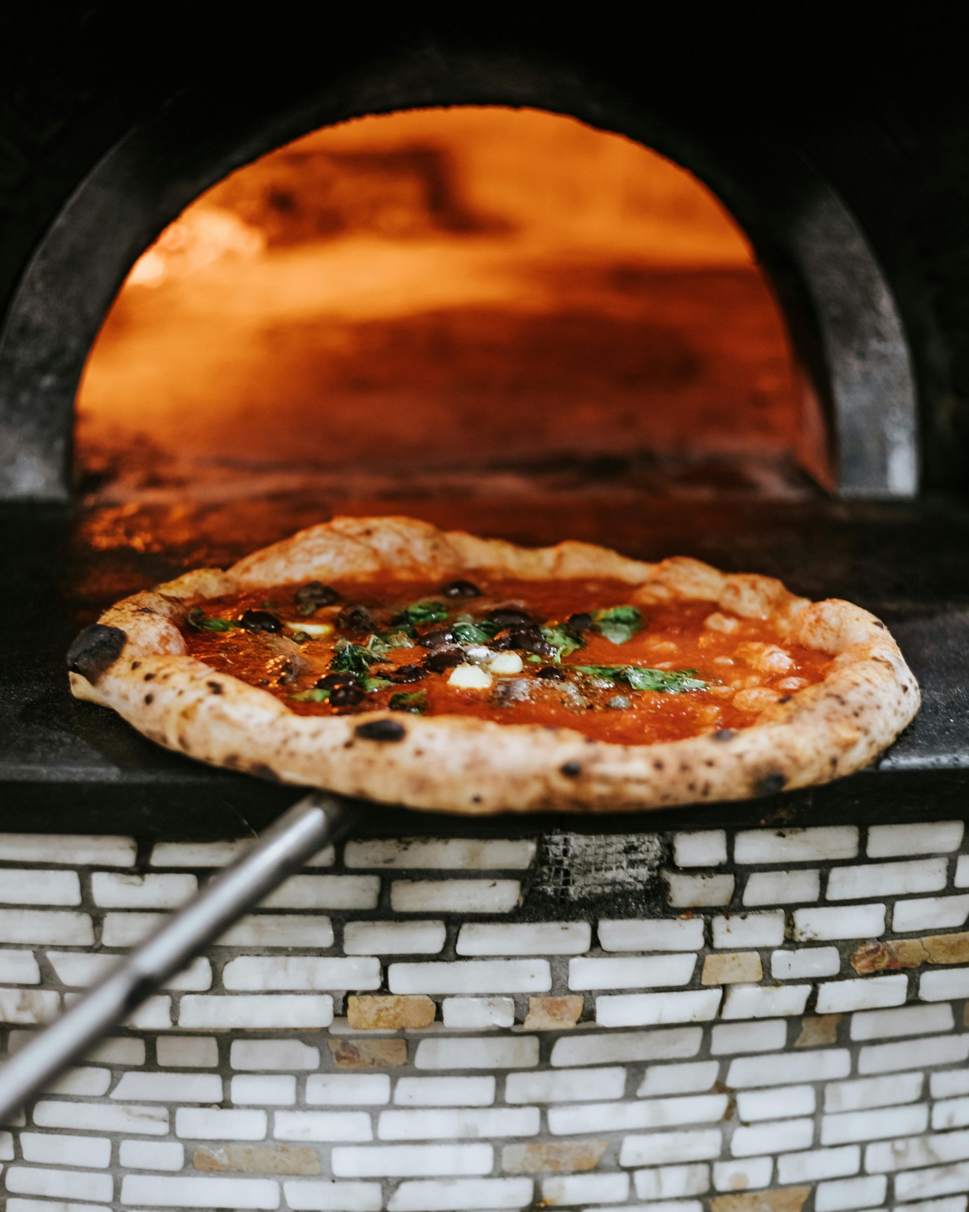 Pizza appena sfornata con bordo dorato e ingredienti fumanti, servita al Pizza Festival Street Food di Châtillon