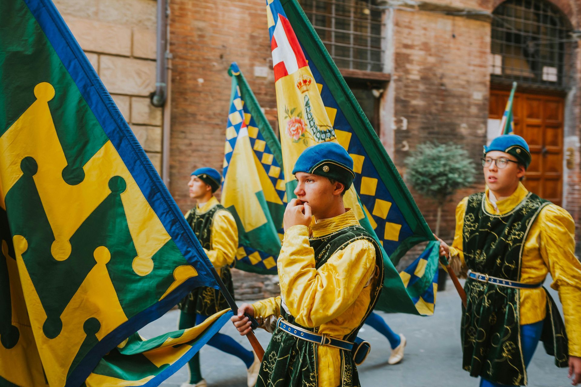 Sfilata in costume medievale con dame, cavalieri e tamburini per le vie di Châtillon durante la rievocazione storica degli Challant