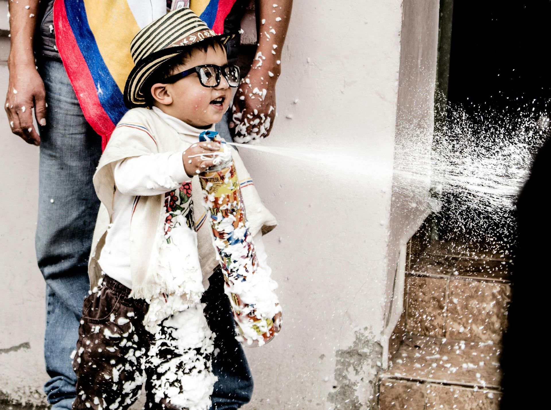 Bambino in costume di Carnevale che gioca durante una festa a Saint-Vincent.