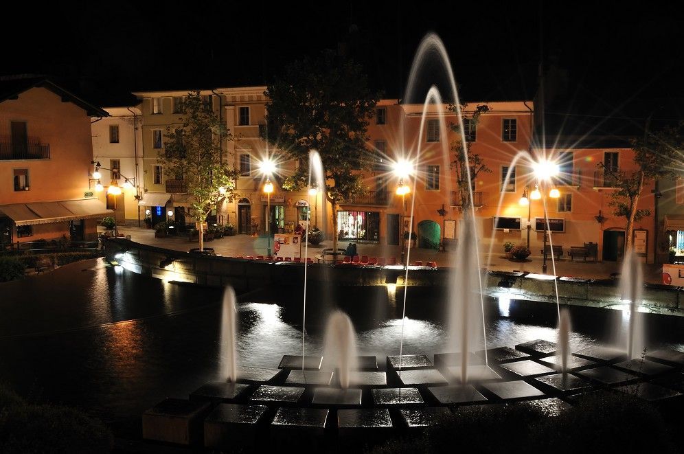 Piazza Cavalieri di Vittorio Veneto a Saint-Vincent, ampio spazio urbano per eventi e incontri – foto di Thierry Pronestì