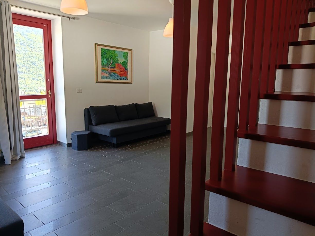 Escalier intérieur design reliant séjour et chambres