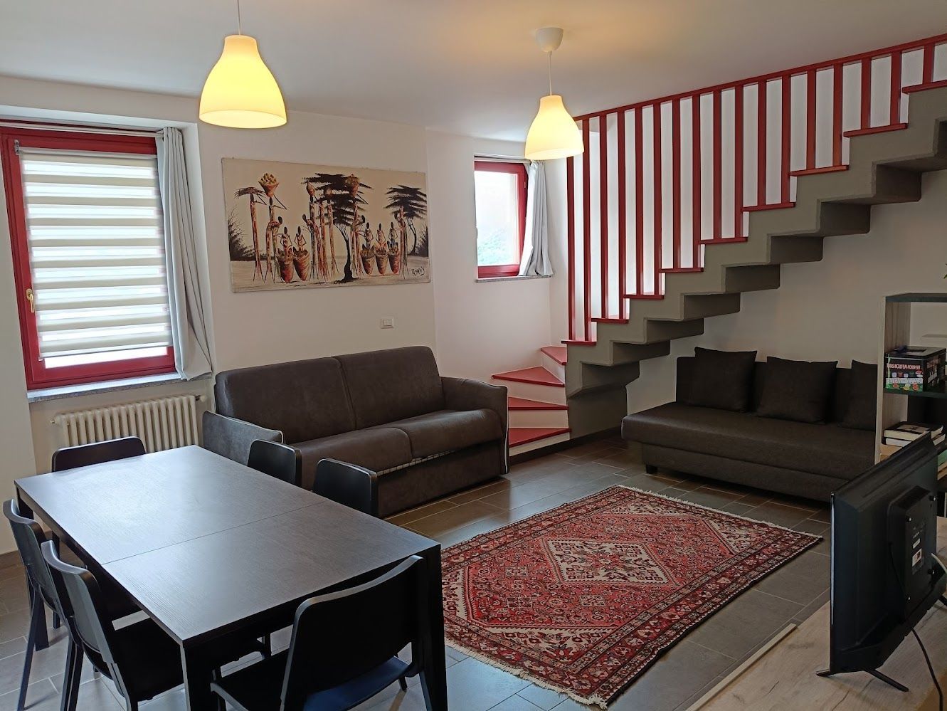 Grand séjour avec deux canapés-lits, idéal pour les grandes familles