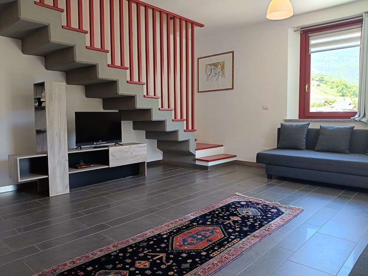 Séjour lumineux au design moderne avec coin TV