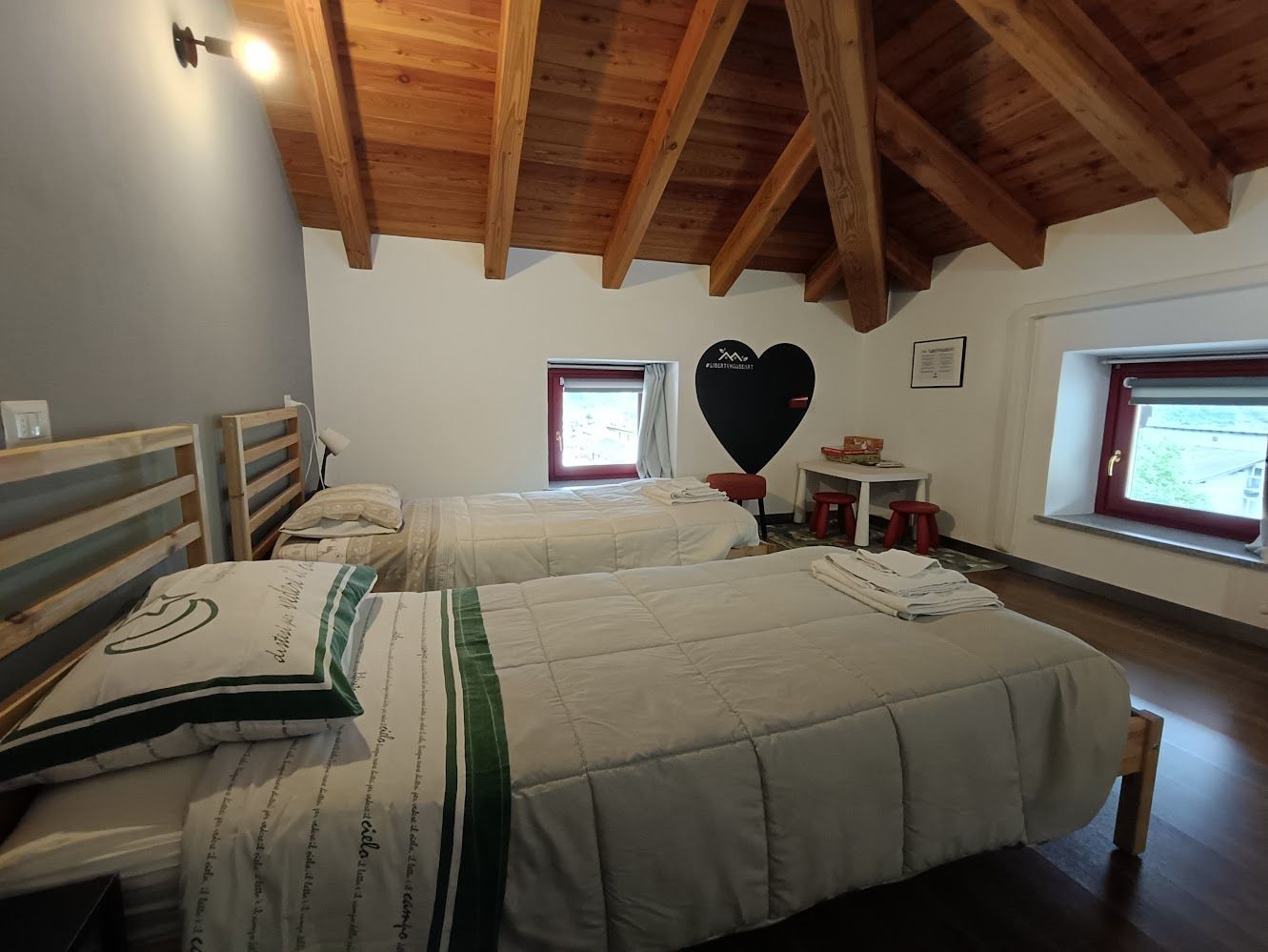 Chambre pour enfants avec lits simples et coin créatif avec tableau, parfaite pour les familles à Châtillon