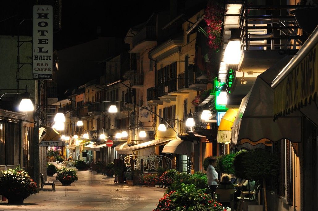 Passeggiata in via Chanoux, cuore pedonale di Saint-Vincent con negozi e dehors – foto di Thierry Pronestì.