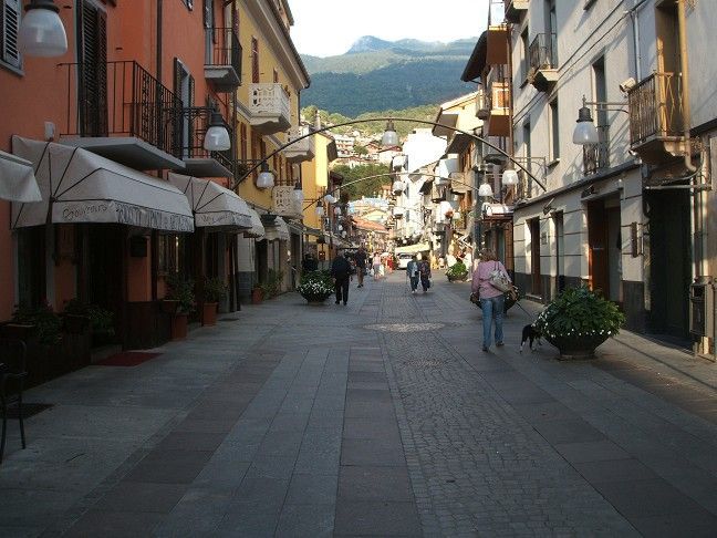 Dettaglio di via Chanoux a Saint-Vincent, tra luci calde e atmosfera di paese – foto di Cristina Martino.