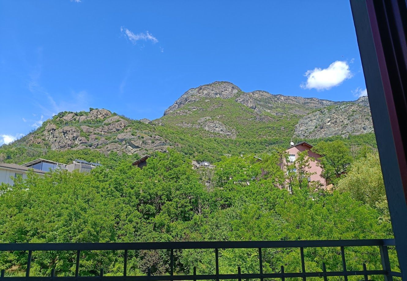 Vue sur les montagnes depuis les balcons de la chambre et du séjour.