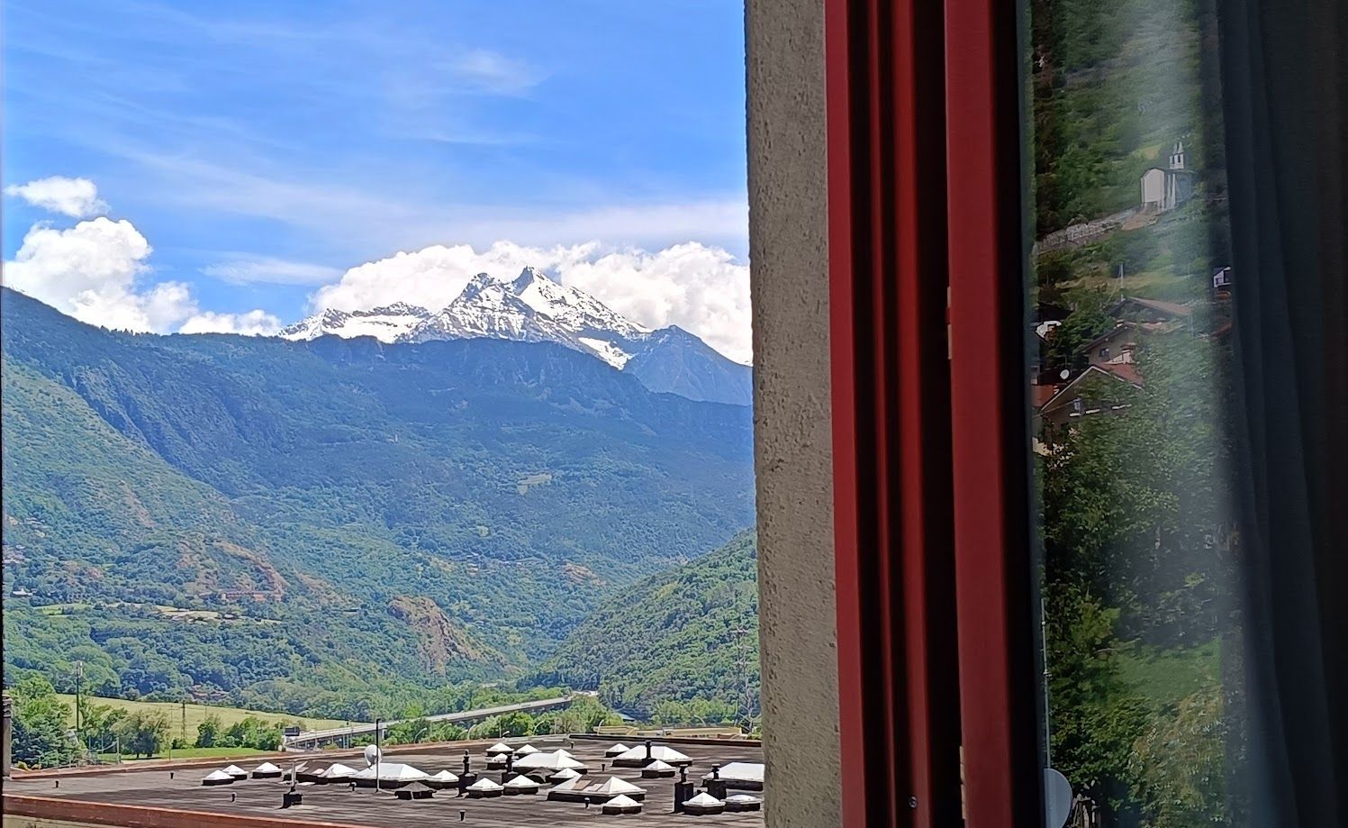 Vue panoramique depuis la fenêtre du séjour