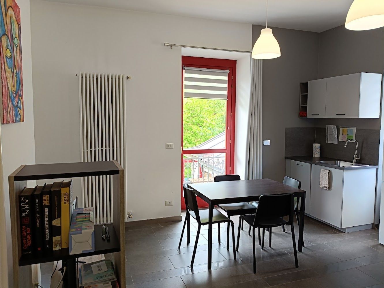 Séjour avec fenêtre donnant accès au balcon.