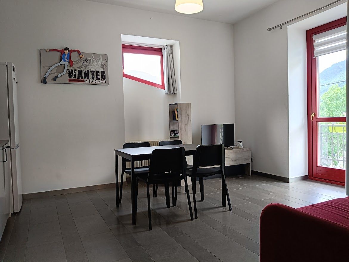 Séjour fonctionnel avec canapé-lit double et coin cuisine entièrement équipé, parfait pour des séjours en toute autonomie