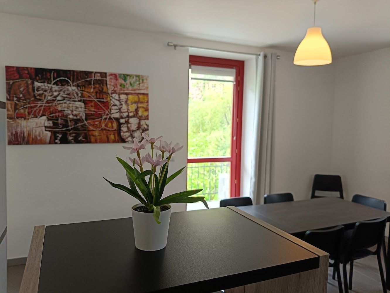 Espace de vie avec détail floral