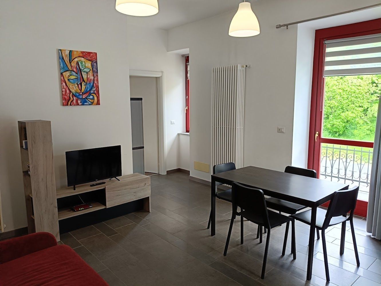 Séjour lumineux avec coin TV et espace détente, idéal pour se relaxer après une journée en montagne