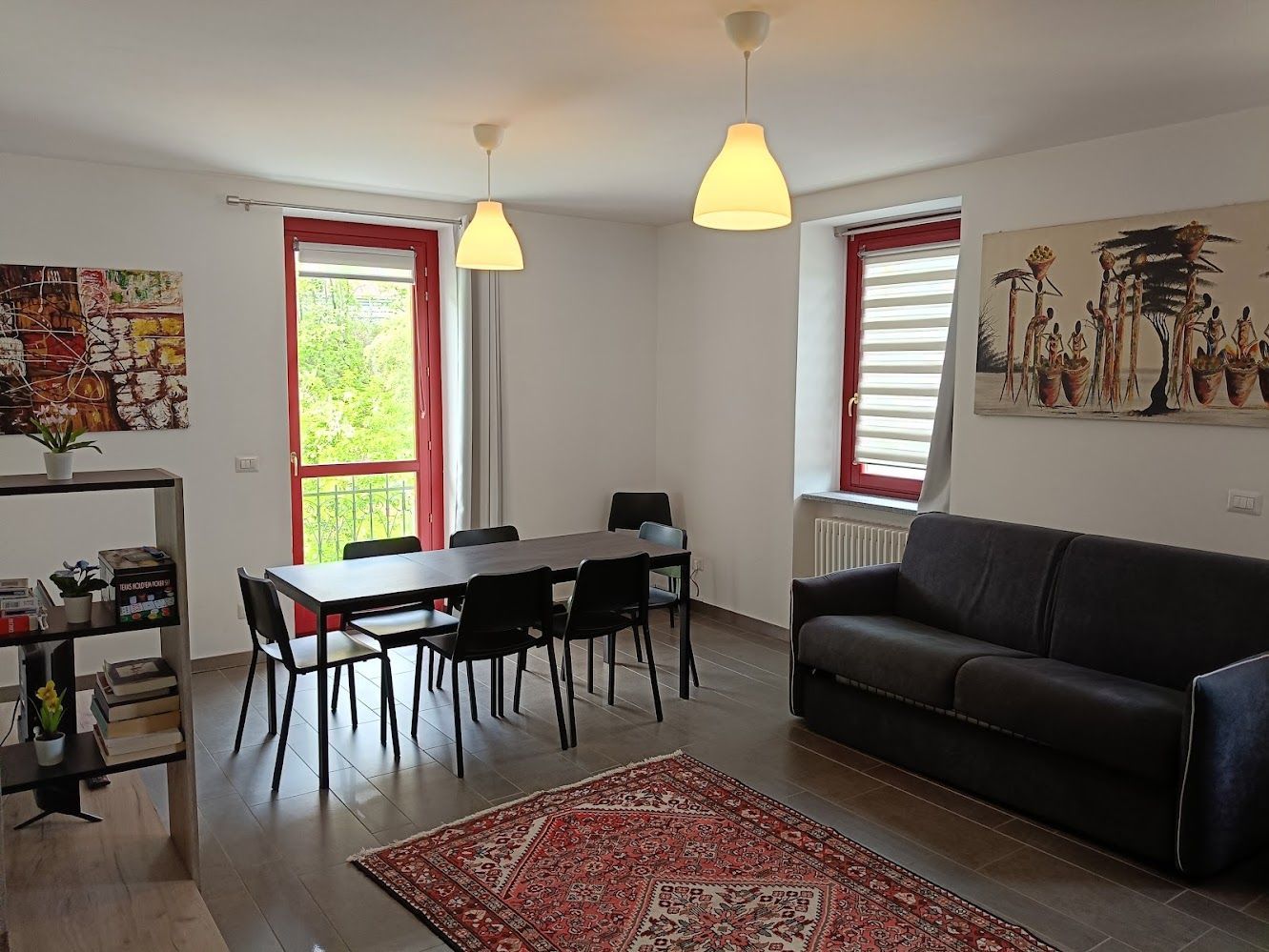 Séjour lumineux avec table à manger et tableaux design