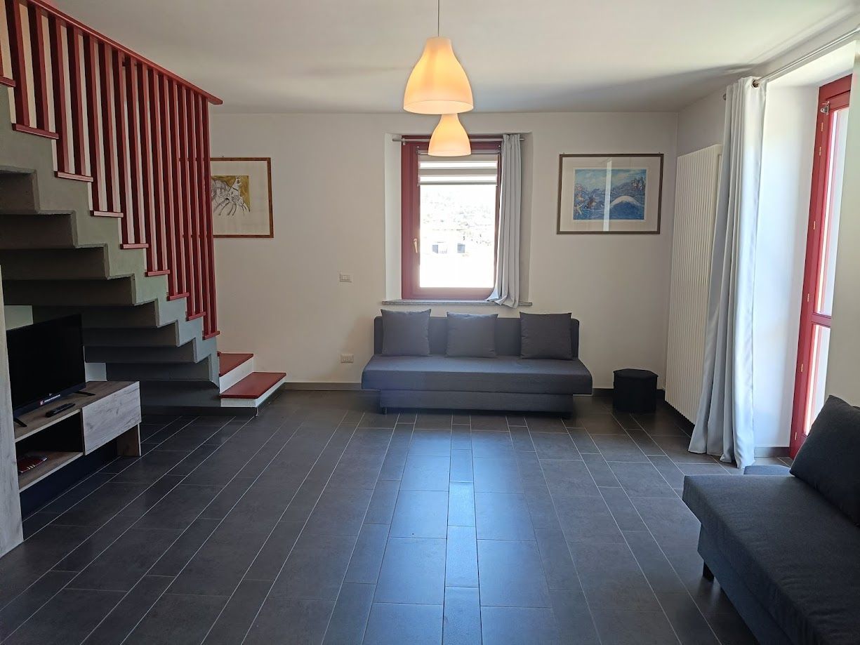 Espace de vie lumineux avec deux canapés-lits et vue sur les montagnes