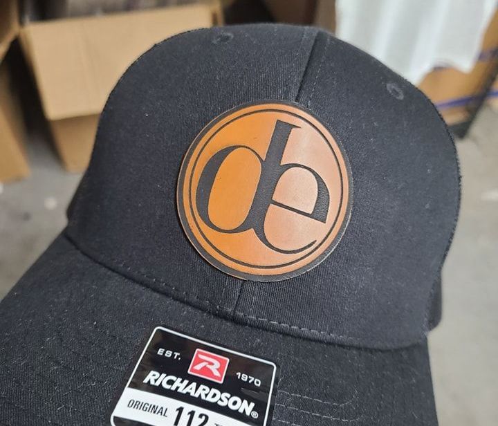 A black hat with a richardson logo on it