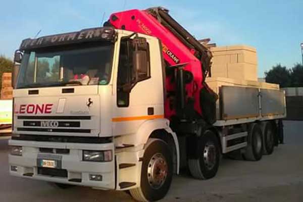 Mezzo dell'azienda Leone a Brindisi