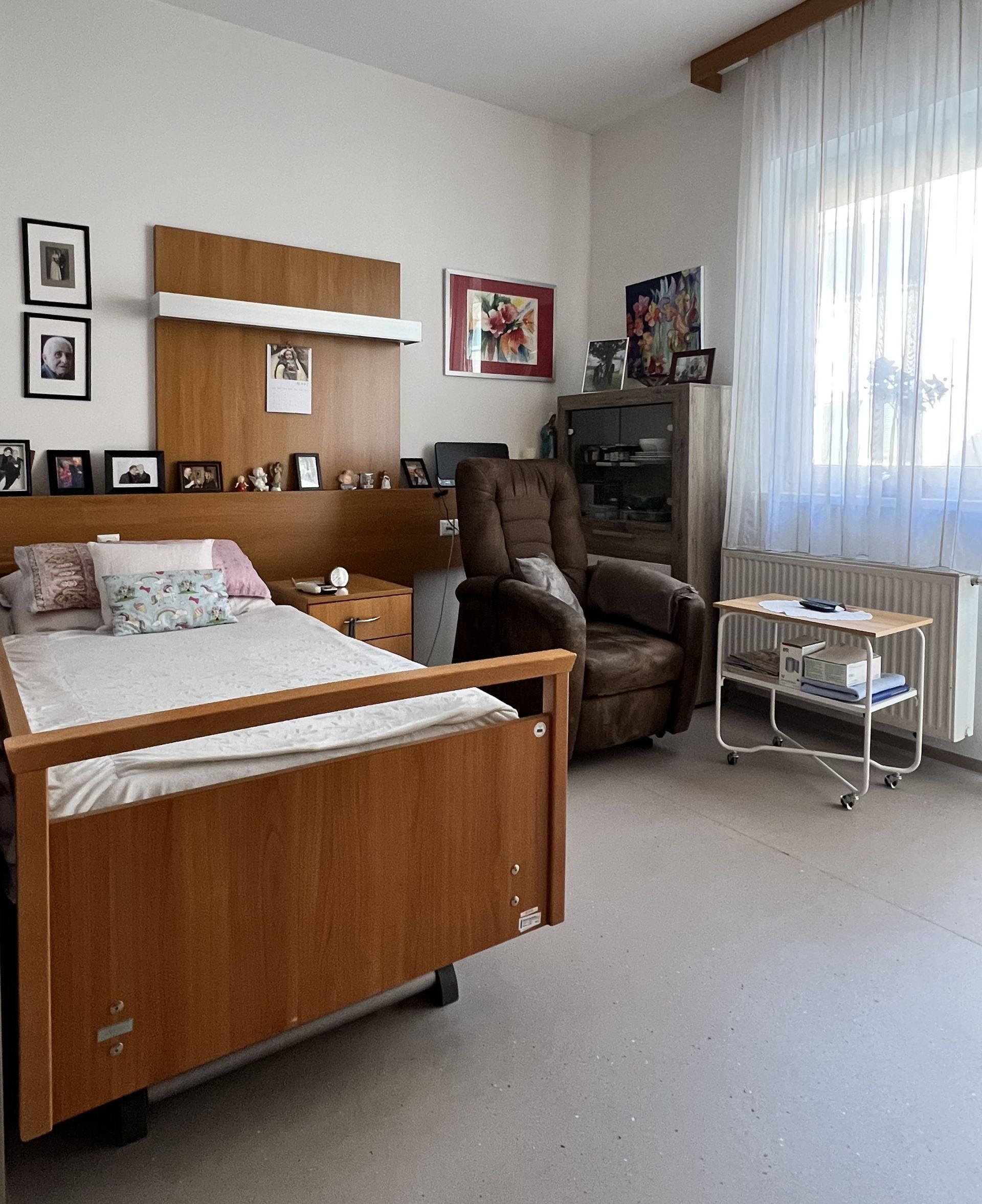 Ein Schlafzimmer mit einem Bett, einem Stuhl und einem Fenster
