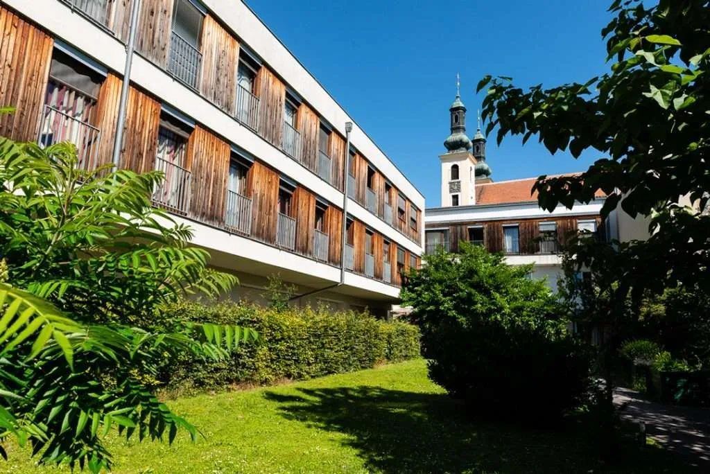 Ein großes Gebäude mit einem Uhrenturm im Hintergrund