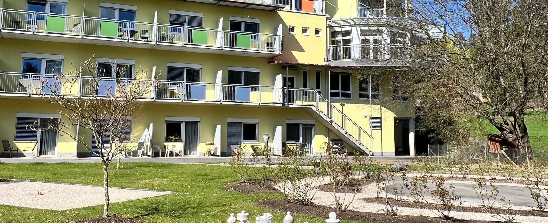 Ein großes gelbes Gebäude mit vielen Fenstern und Balkonen