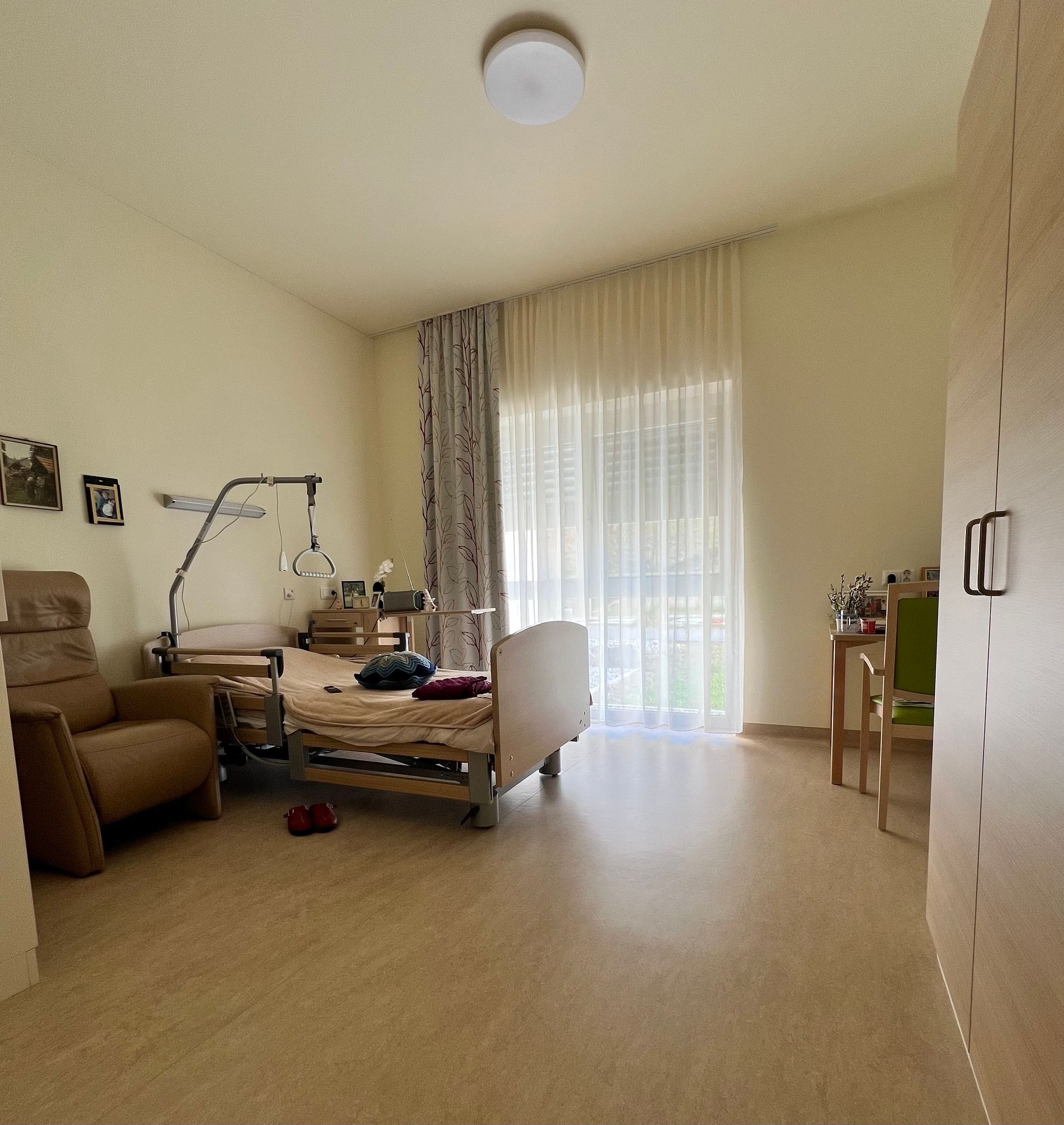 Ein Krankenhauszimmer mit einem Bett und einem Stuhl