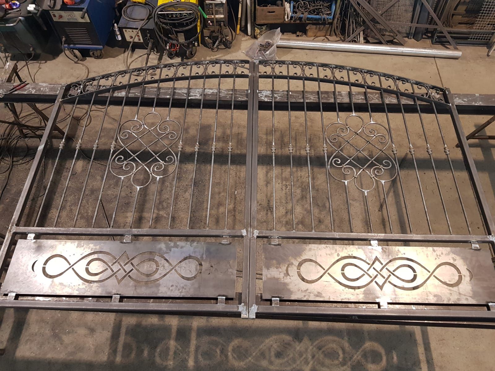 In un'officina viene costruito un cancello in ferro battuto.