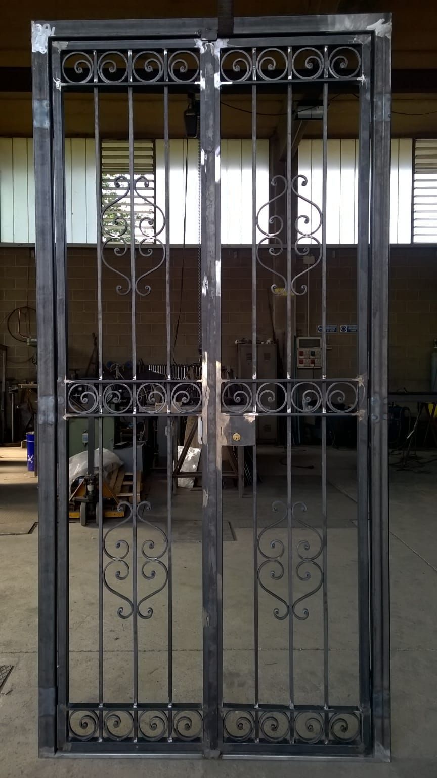 In una stanza c'è un cancello in ferro battuto.