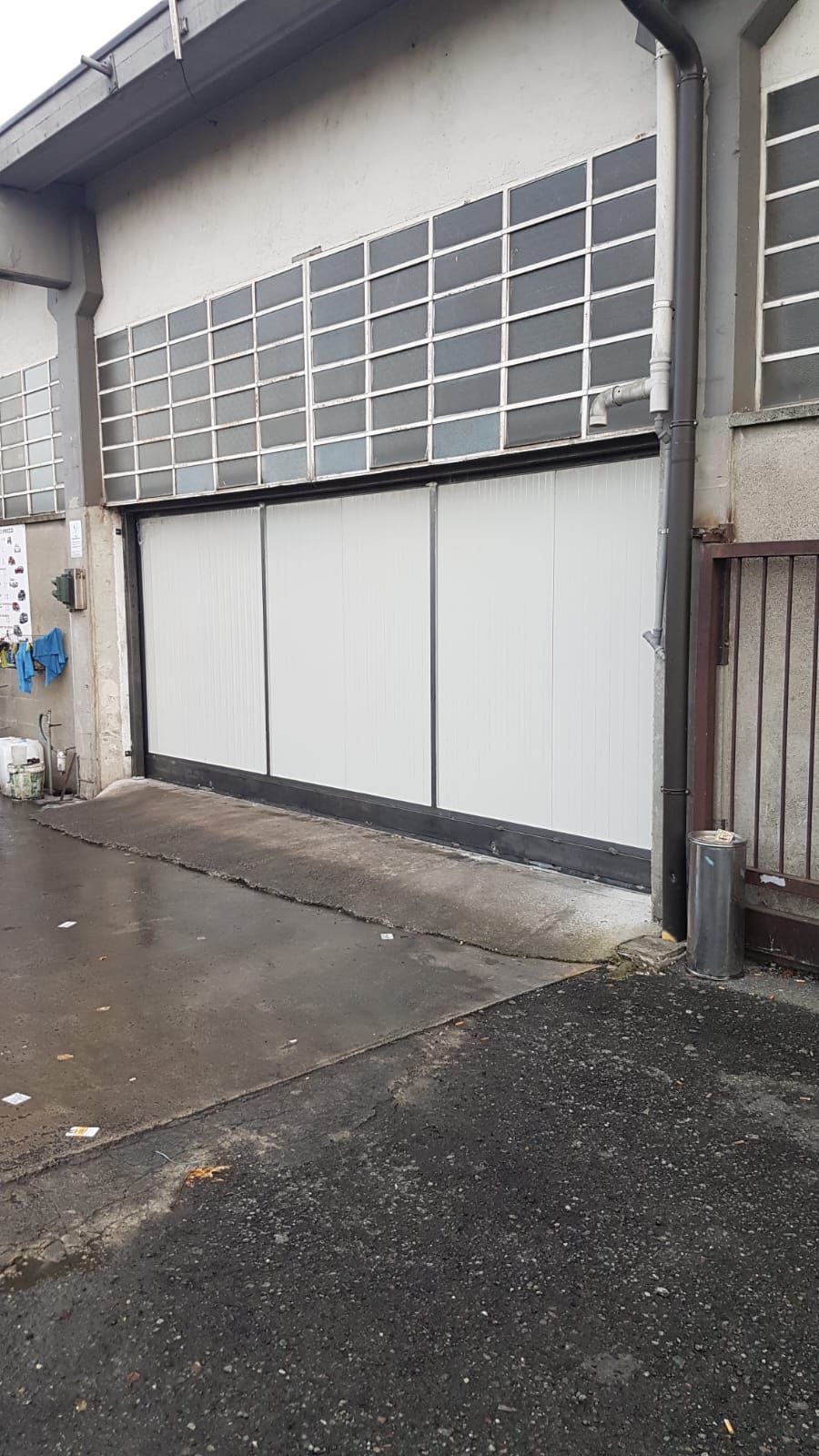 Un grande edificio bianco con molte finestre e un tubo di scarico.