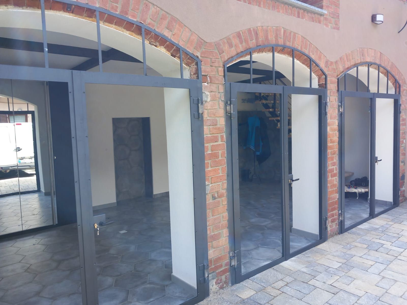 Un edificio in mattoni con molte finestre e porte