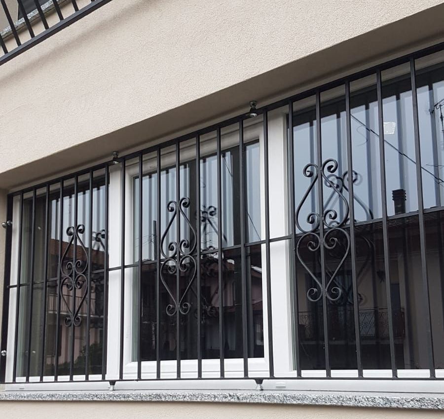 Una finestra con una grata in ferro battuto