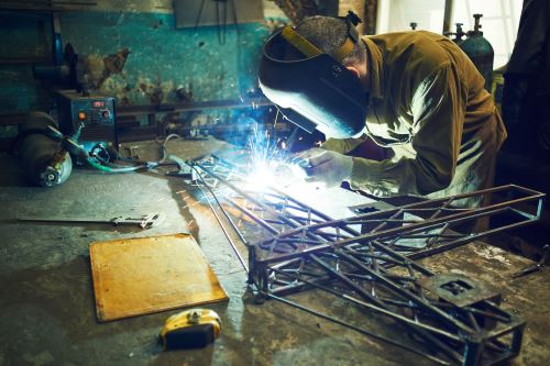 un fabbro al lavoro mentre salda