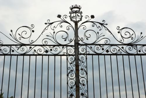 un cancello in ferro battuto