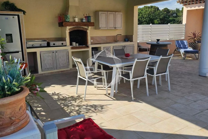 Villa bei Mougins, mit Baugenehmigung und Bodenplatte für Erweiterung