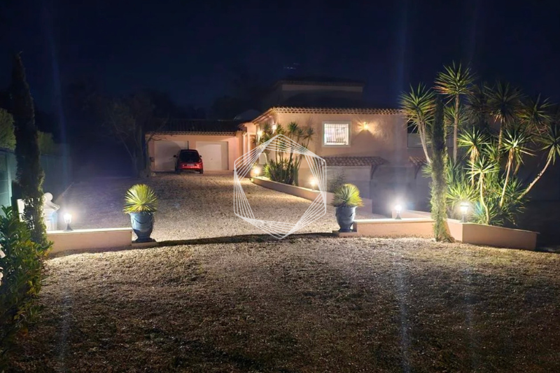 Villa bei Mougins, mit Baugenehmigung und Bodenplatte für Erweiterung