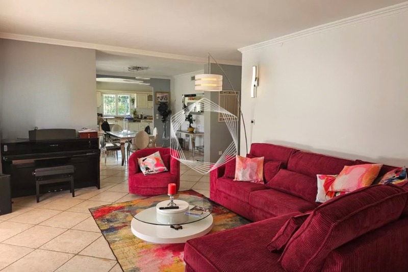 Villa bei Mougins, mit Baugenehmigung und Bodenplatte für Erweiterung