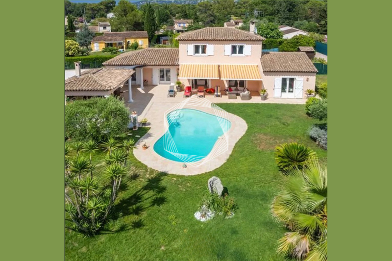 Villa bei Mougins, mit Baugenehmigung und Bodenplatte für Erweiterung