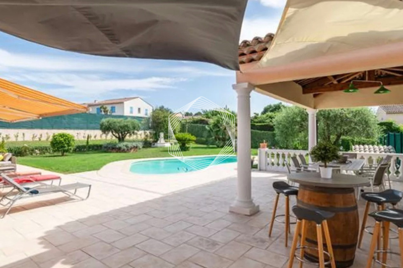 Villa bei Mougins, mit Baugenehmigung und Bodenplatte für Erweiterung