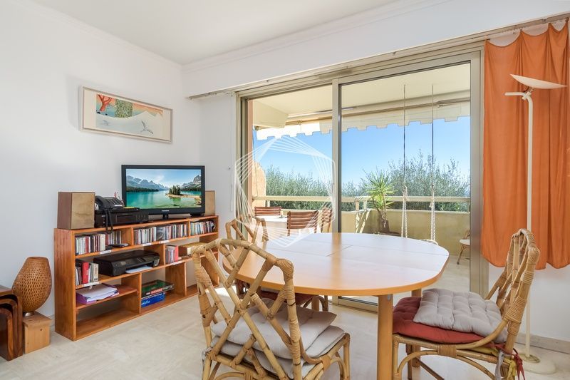 Wohnung mit Pool, 2 Balkons, Doppelgarage, Tennisplatz in Grasse