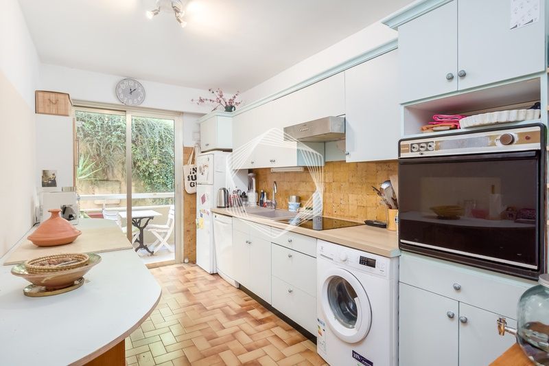 Wohnung mit Pool, 2 Balkons, Doppelgarage, Tennisplatz in Grasse