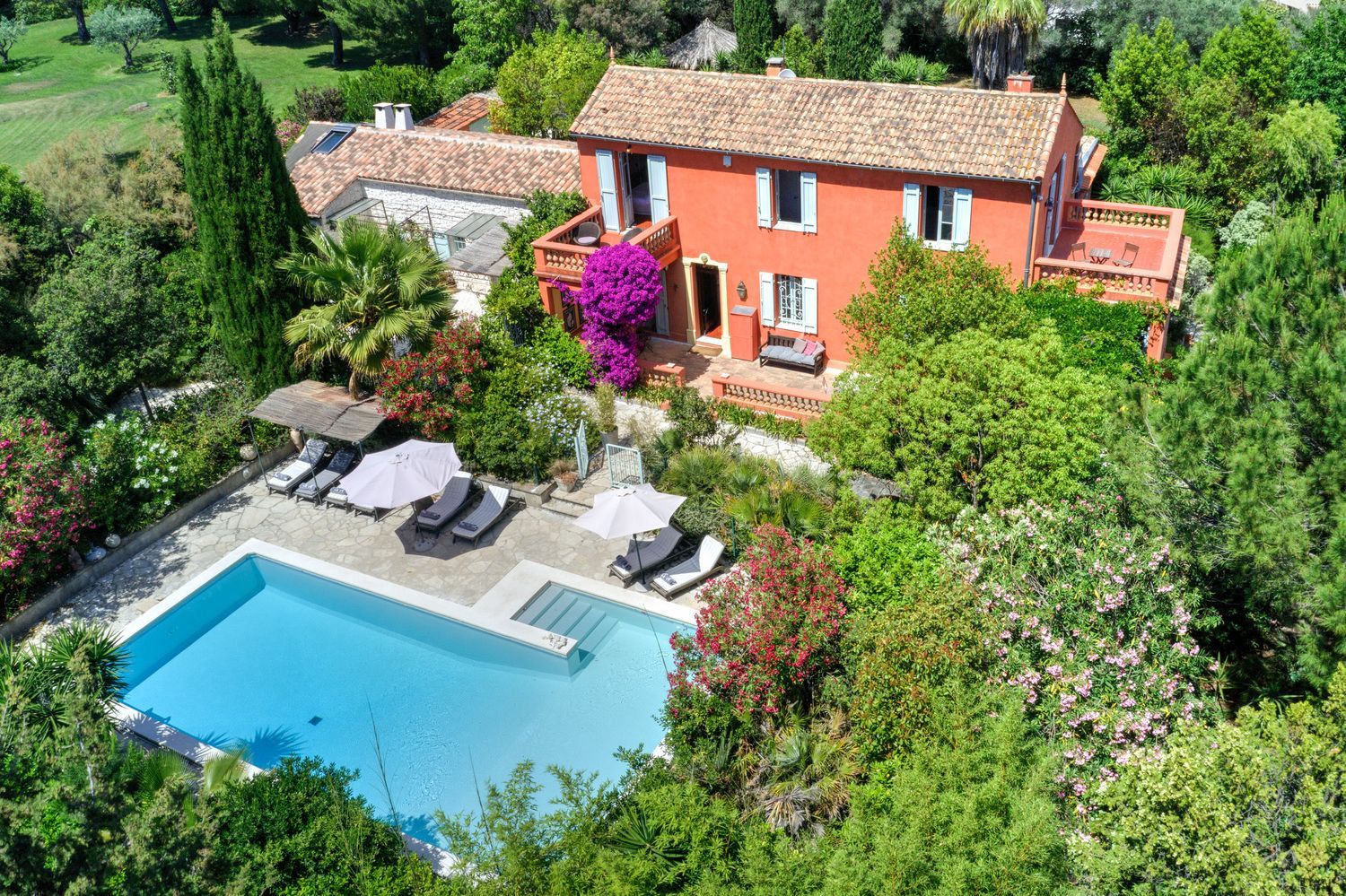 ANTIBES: Renovated Bastide close to the sea, large property with olive grove and caretakers house