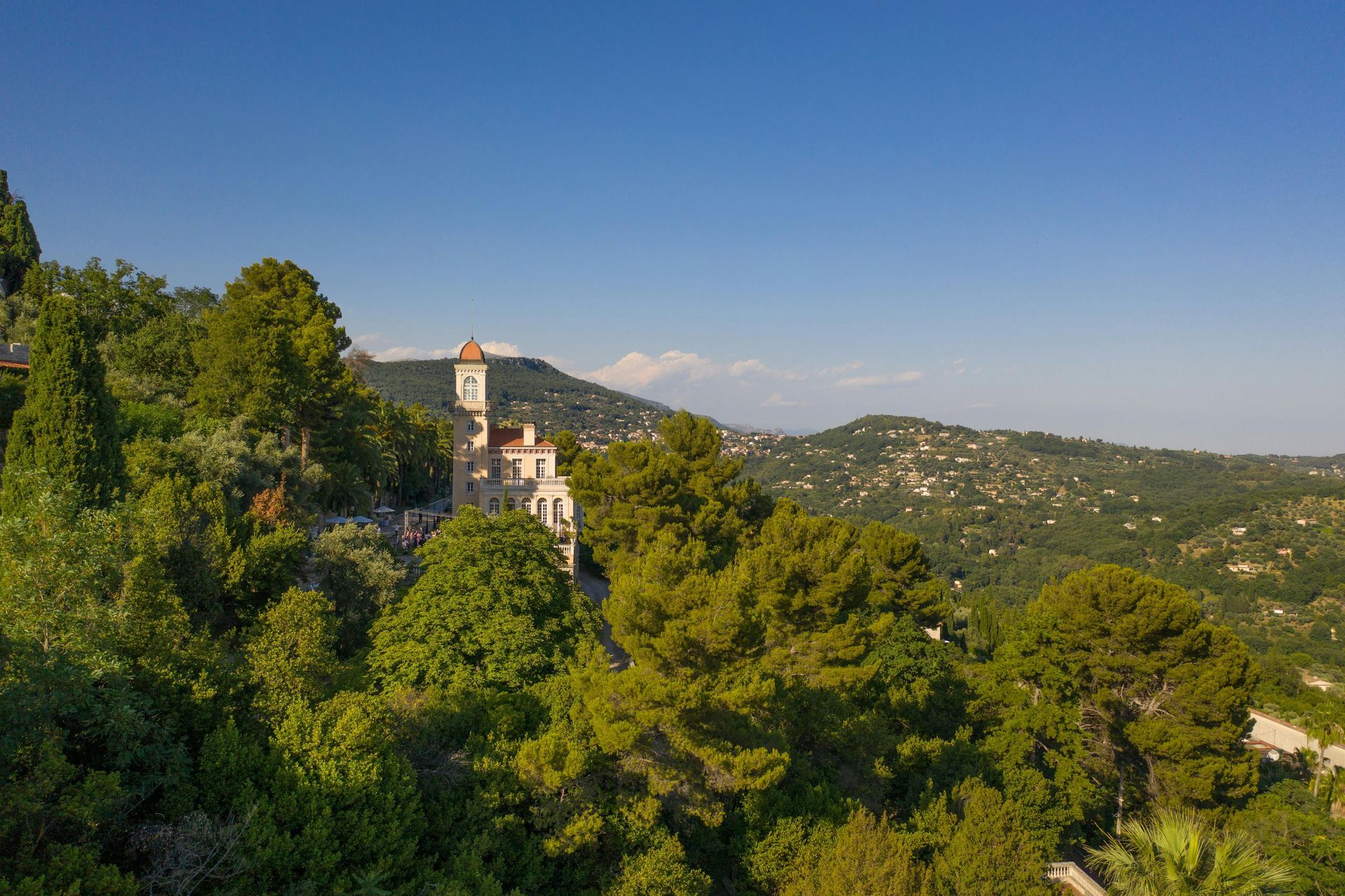 Alles zu taxe foncière, taxe d'habitation, der Luxussteuer auf Immobilien und weiteren steuerlichen Themen.