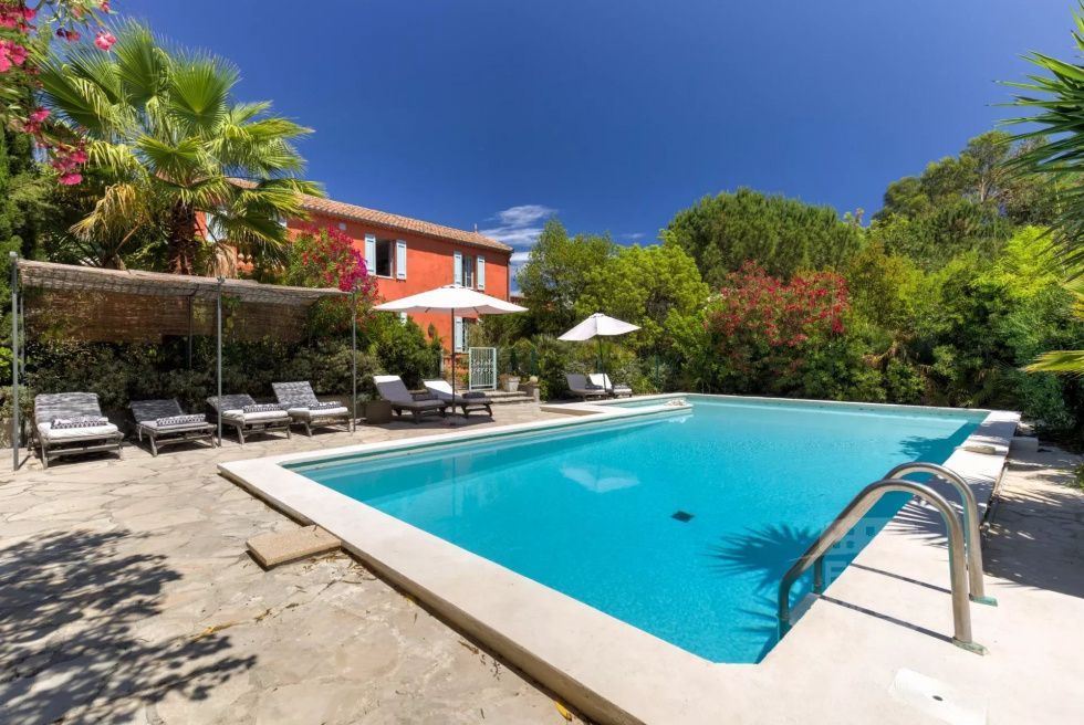ANTIBES: Renovated Bastide close to the sea, large property with olive grove and caretakers house