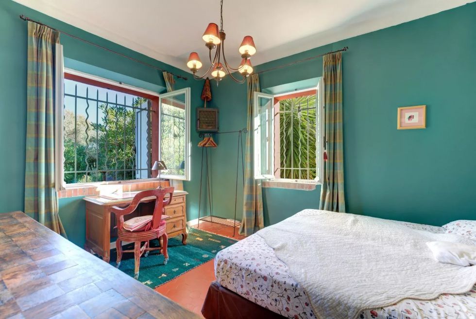 ANTIBES: Renovated Bastide close to the sea, large property with olive grove and caretakers house