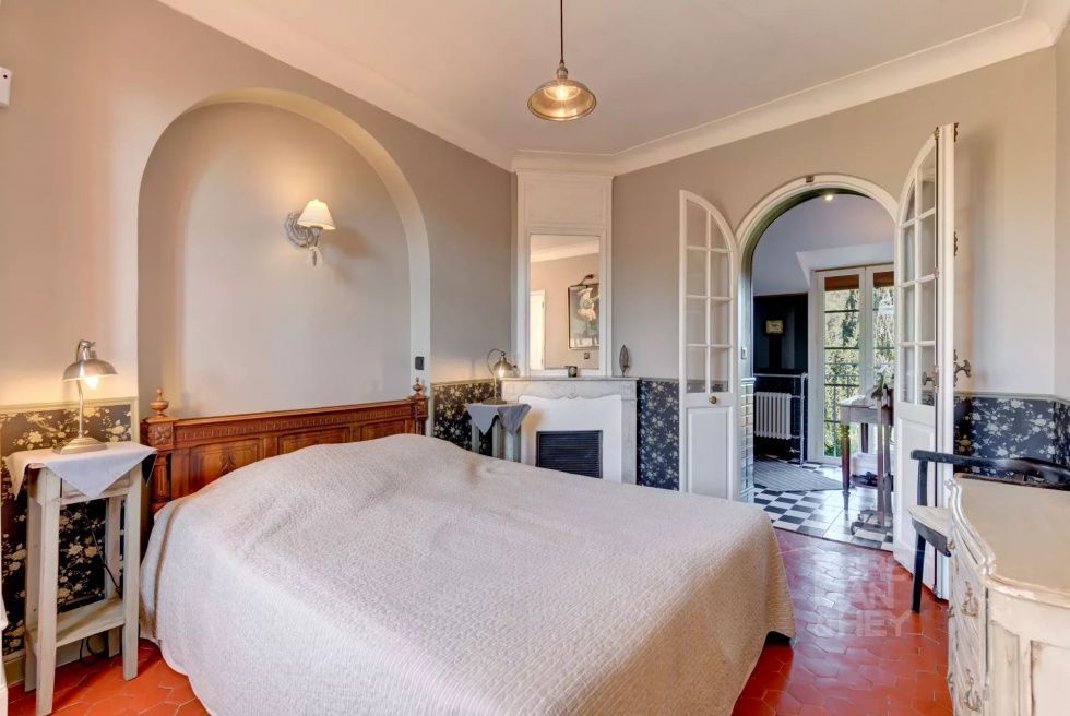 ANTIBES: Renovated Bastide close to the sea, large property with olive grove and caretakers house