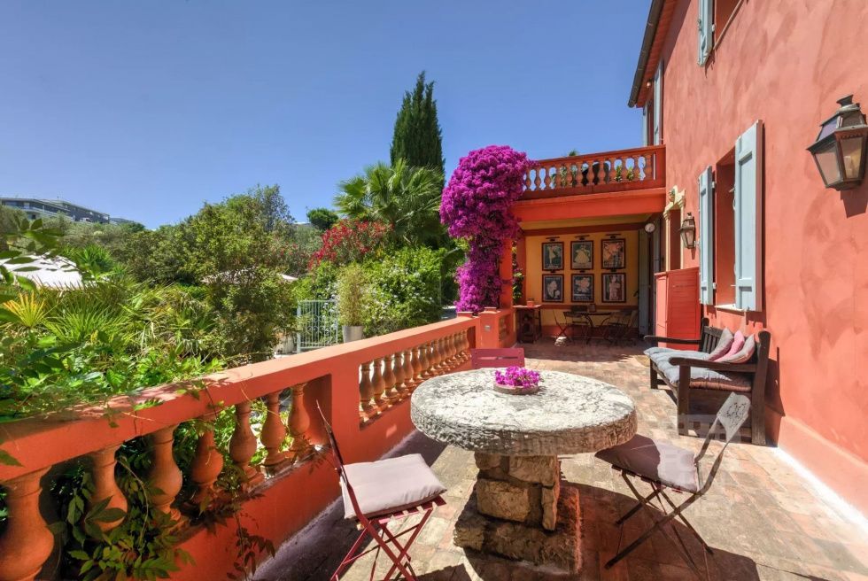ANTIBES: Renovated Bastide close to the sea, large property with olive grove and caretakers house