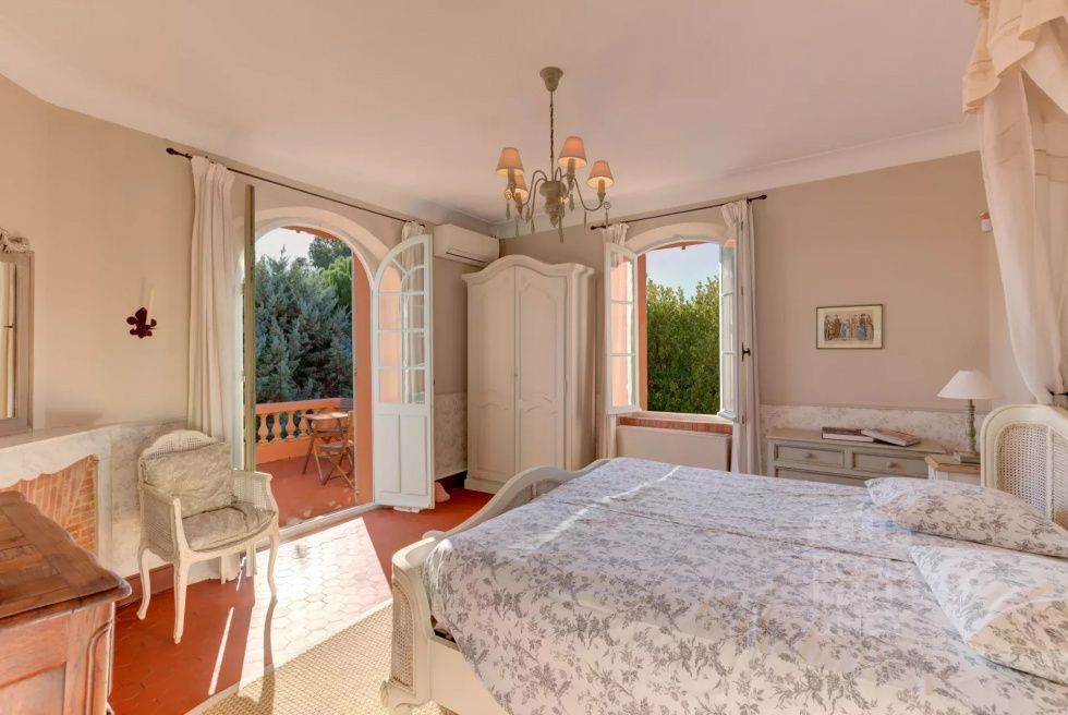 ANTIBES: Renovated Bastide close to the sea, large property with olive grove and caretakers house