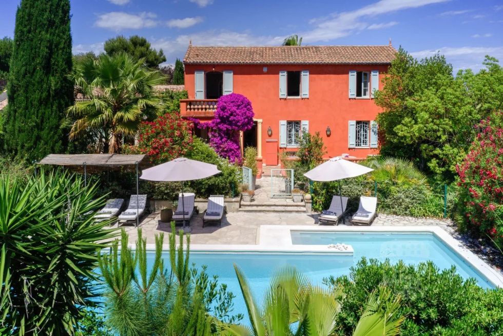 ANTIBES: Renovated Bastide close to the sea, large property with olive grove and caretakers house