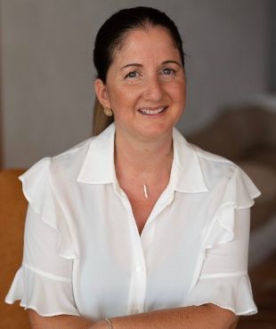 Claudia Giambrone is our English partner when it comes to the area of Saint Raphaël and the construction of villas.